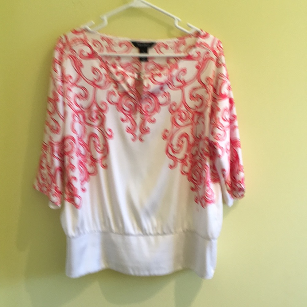 Silky patterned coral and white top